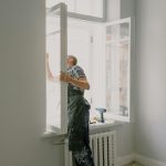 Peintre qui travaille proprement