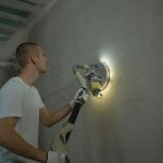 Ponçage à la girafe d'un mur